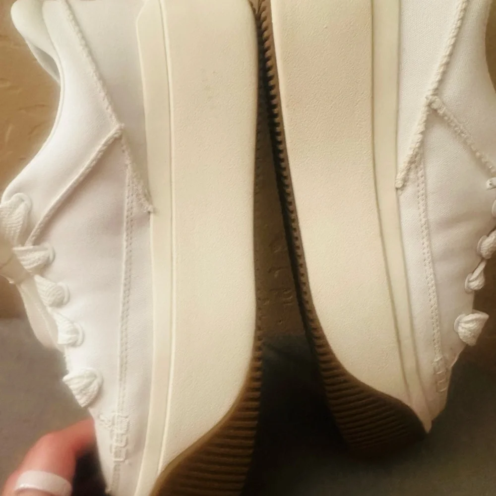 Ugg Women’s EX Duzzit Essential lace up platorm sneakers in white. 10